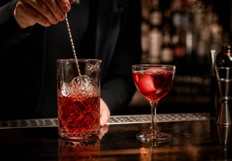 Alcool rouge : tout savoir sur les spiritueux et cocktails à base d’ingrédients rouges