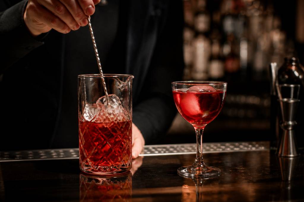 Alcool rouge : tout savoir sur les spiritueux et cocktails à base d’ingrédients rouges