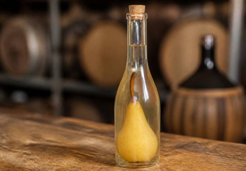 Poire dans bouteille : comment cette spécialité est fabriquée et dégustée