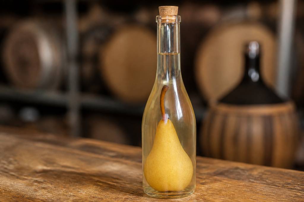 Poire dans bouteille : comment cette spécialité est fabriquée et dégustée