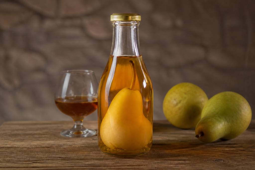 Poire dans une bouteille : comment la choisir, l’utiliser et la déguster