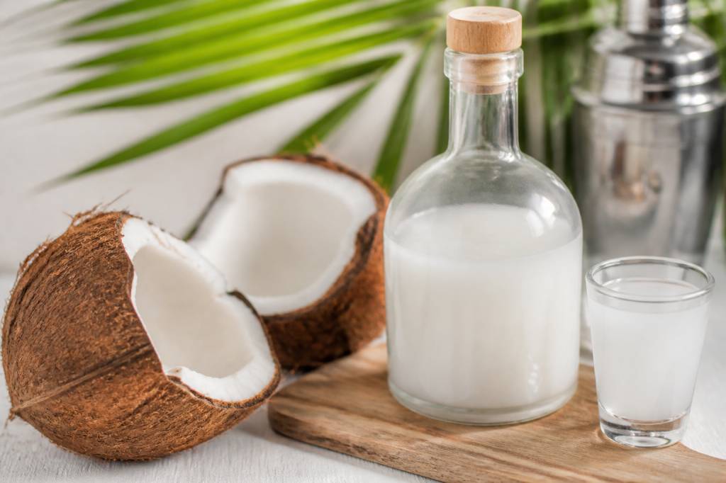 Alcool noix de coco : comment le choisir et l’utiliser en cocktails