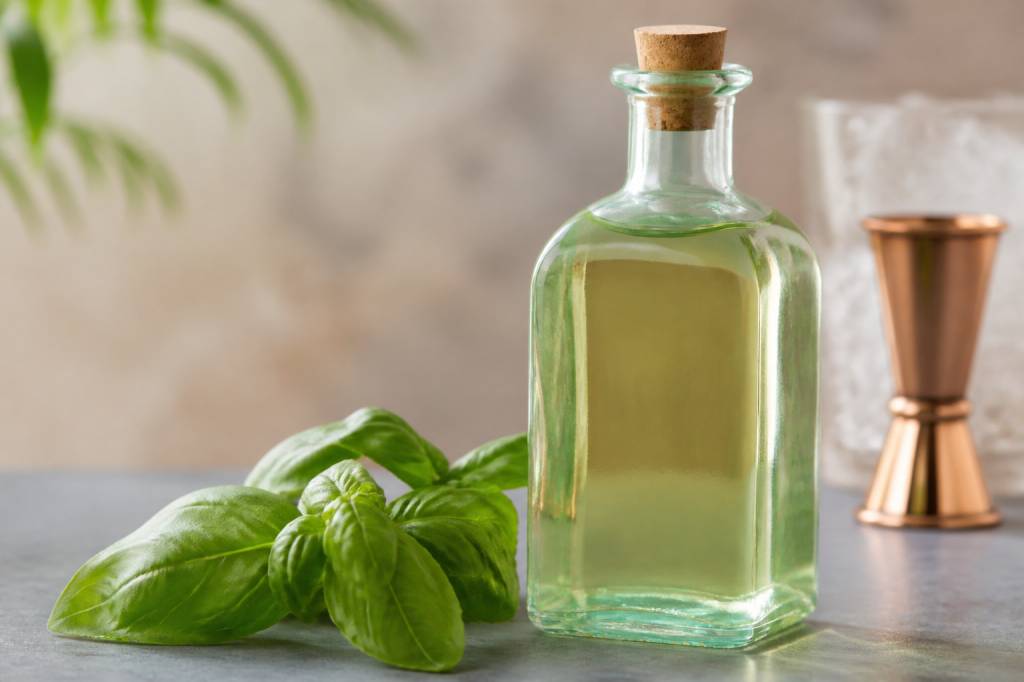 Liqueur de basilic maison : la recette facile pour sublimer vos cocktails