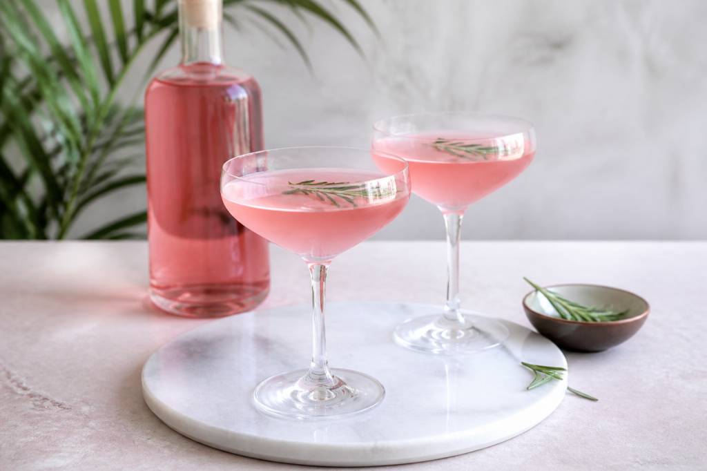 Alcool rose : comment le choisir et l’utiliser en cocktail