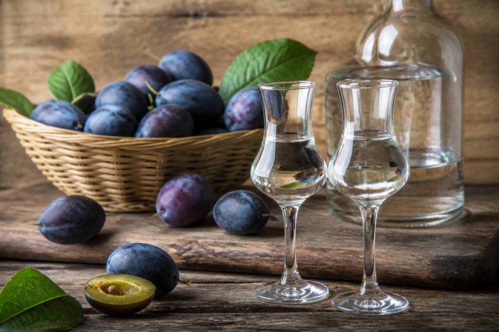 Quetsch alcool : tout savoir sur cette eau-de-vie de prune traditionnelle