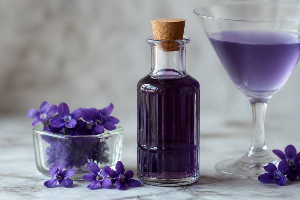 Liqueur de violette recette maison pour cocktails et desserts
