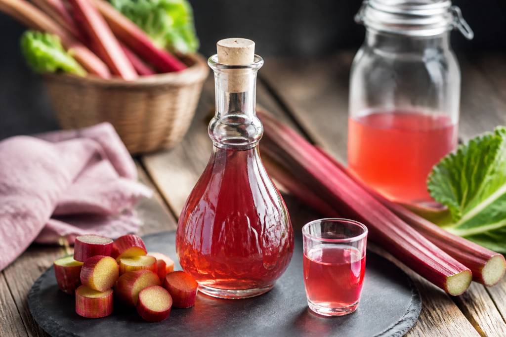 Liqueur de rhubarbe recette maison : ingrédients, étapes et conseils