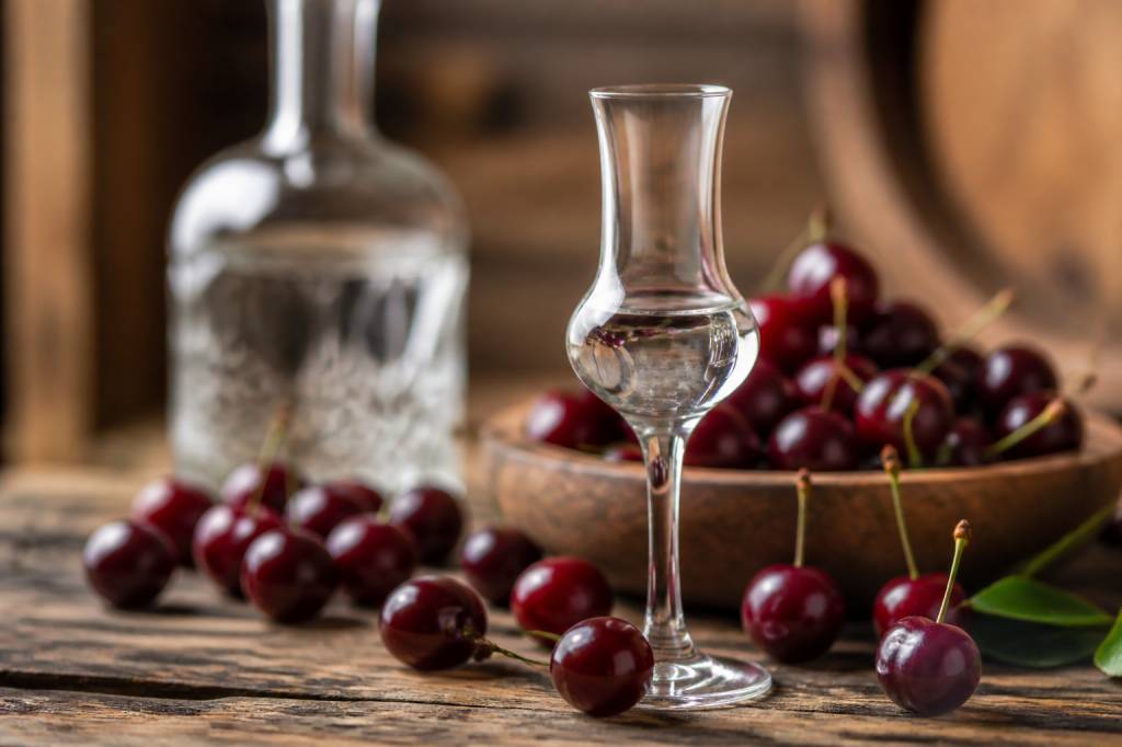 Eau de vie de cerise : guide pour la déguster et la choisir