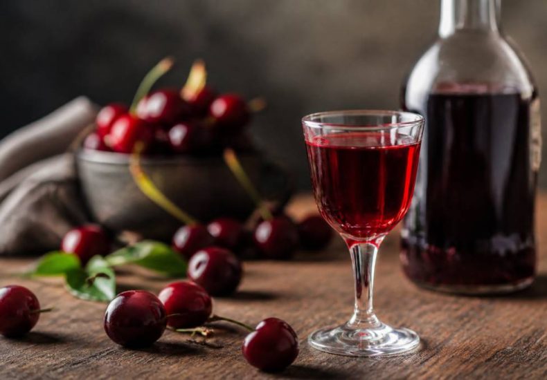 Guignolet alcool : origine, dégustation et idées de cocktails