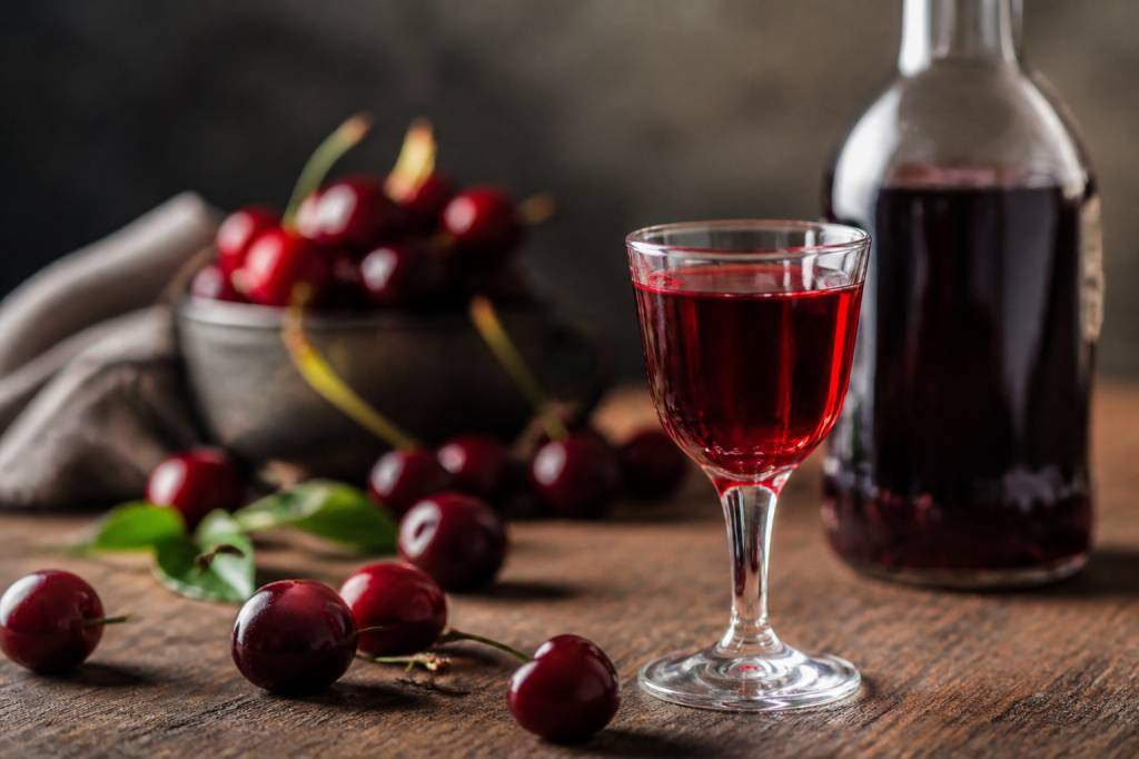 Guignolet alcool : origine, dégustation et idées de cocktails