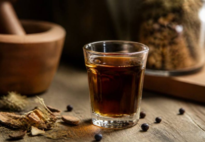 Arquebuse alcool : tout savoir sur cette liqueur alpine et ses usages en cocktail