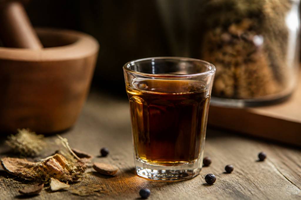 Arquebuse alcool : tout savoir sur cette liqueur alpine et ses usages en cocktail