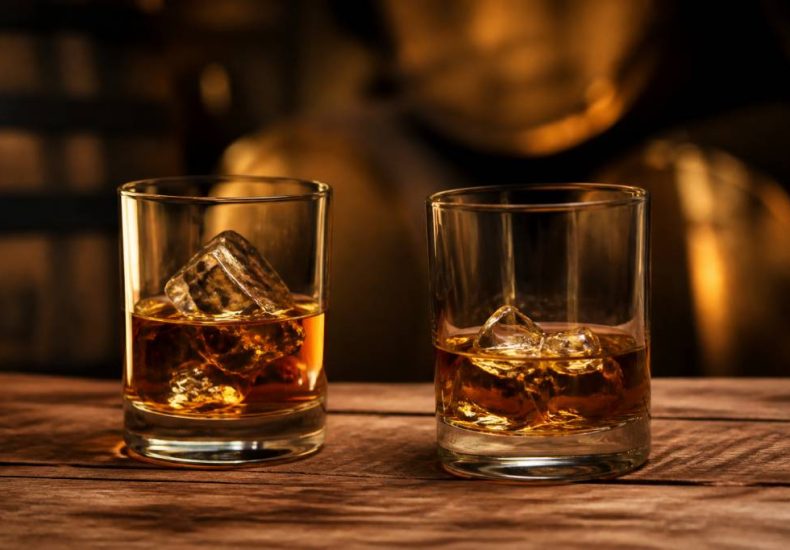 Différence entre whisky et bourbon : guide pour bien les distinguer