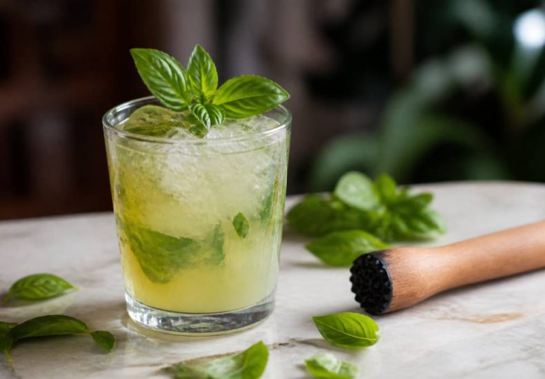 Basil smash : la recette fraîche et parfumée à maîtriser à la maison
