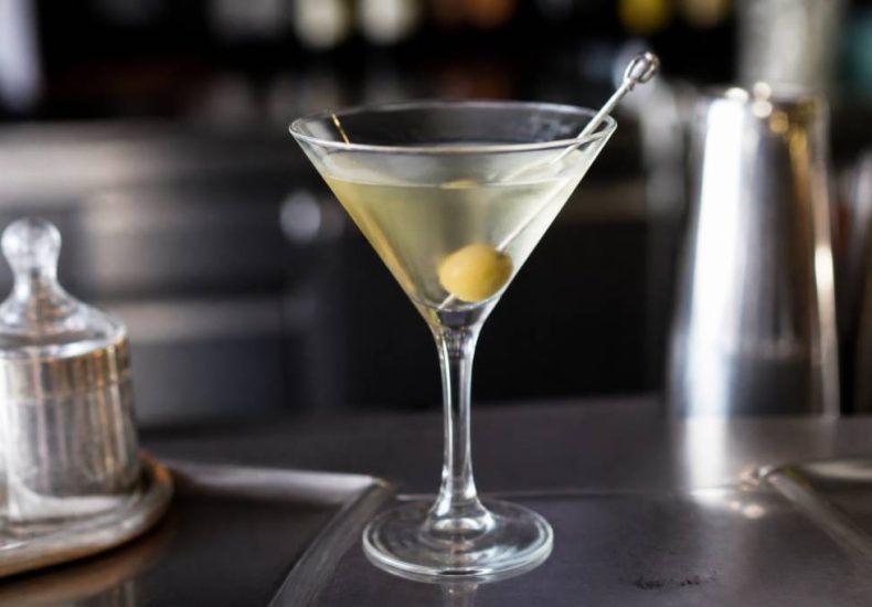 Comment servir un martini blanc : techniques et astuces pour une dégustation réussie