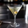 Comment servir un martini blanc : techniques et astuces pour une dégustation réussie