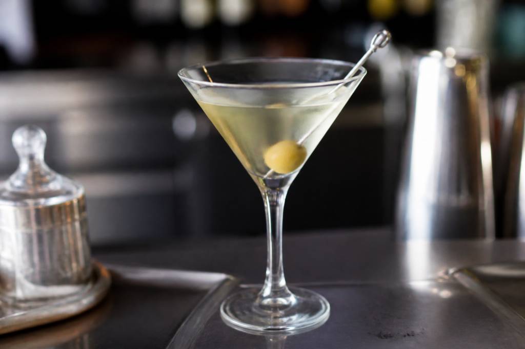 Comment servir un martini blanc : techniques et astuces pour une dégustation réussie