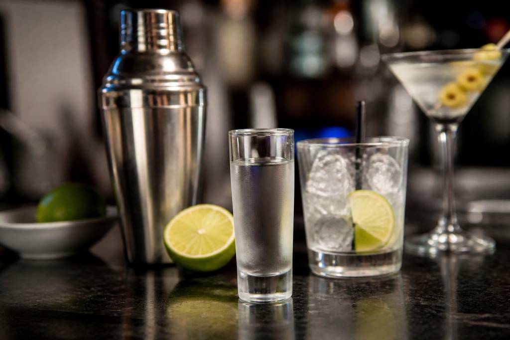 Avec quoi boire de la vodka : les meilleurs accords et cocktails à découvrir